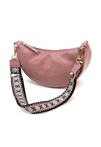 Roze leren handtas met een gladde textuur, gebogen vorm en gouden accenten. Voorzien van een gestreepte stoffen schouderband met roze en blauwe ontwerpen.