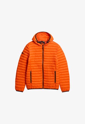 Oranje gewatteerde jas met een capuchon, voorzien van een rits aan de voorkant en twee zijzakken met zwarte accenten. Gladde textuur en lichtgewicht ontwerp.