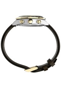 Montre chronographe avec un bracelet en cuir noir, un boîtier en acier inoxydable argenté et doré, et un cadran sombre avec des accents dorés et trois boutons.