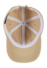 Cappello da baseball beige con un esterno in tessuto liscio, cuciture bianche e una fascia interna per il sudore. Presenta una parte superiore rotonda e una chiusura regolabile.