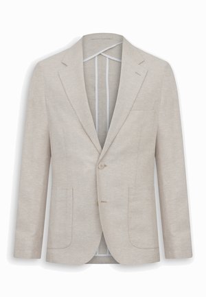 Beiger einreihiger Blazer mit Notch-Revers, zwei aufgesetzten Taschen vorne, Brusttasche und Ein-Knopf-Verschluss, auf weißem Hintergrund präsentiert.