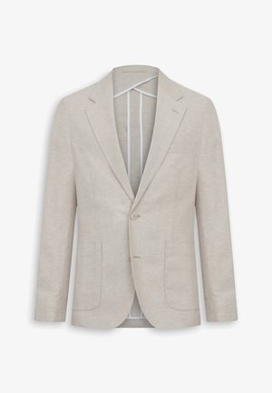 Beiger einreihiger Blazer mit Notch-Revers, zwei aufgesetzten Taschen vorne, Brusttasche und Ein-Knopf-Verschluss, auf weißem Hintergrund präsentiert.
