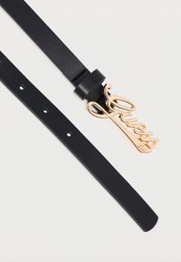 Μαύρη δερμάτινη ζώνη με αγκράφα λογότυπο "Guess" σε χρυσό χρώμα. Διαθέτει ομαλή υφή, πολλαπλές τρύπες ρύθμισης και κομψό σχέδιο.