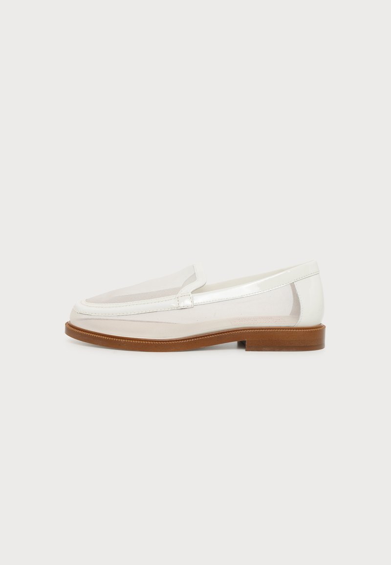 Mocassin blanc avec côtés en mesh transparent et semelle marron, présenté sur un fond blanc uni.
