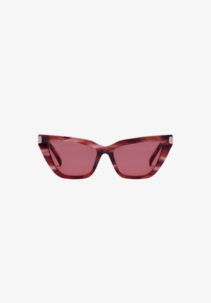 Occhiali da sole cat-eye con montatura traslucida rossa, lenti rosa e finitura leggermente texture. Presentano accenti del logo discreti sulle tempie.