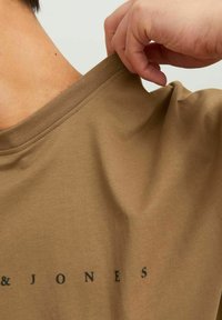 Jack & Jones JJESTAR TEE - T-shirt imprimé - otter