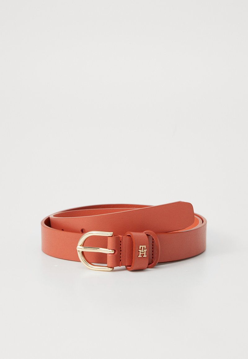 Cintura in pelle rossa con una fibbia in metallo dorato e un accento sul logo, caratterizzata da una finitura liscia e un design classico adatto a vari outfit.