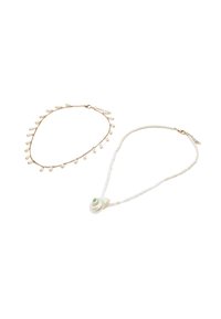 Dwa naszyjniki: jeden z małymi białymi perłami na złotym łańcuszku; drugi z białą muszlą zawieszoną na sznurze białych koralików.