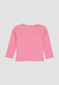 Rosa langärmliges, cropped Shirt mit Rüschensaum an den Ärmeln und dem Saum, auf einem schlicht hellgrauen Hintergrund präsentiert.