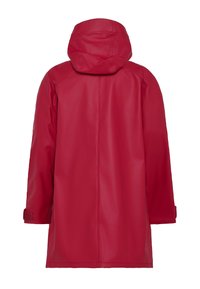 Rød regnjakke lavet af glat, vandtæt materiale. Har hætte, lange ærmer og justerbare manchetter. Simpelt design uden synlige pynt.