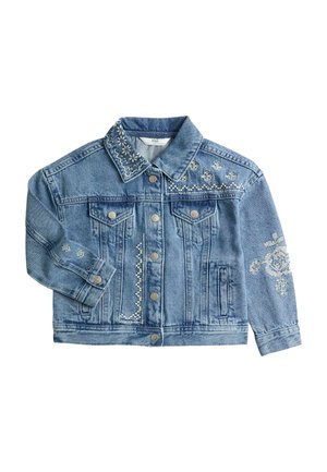 Blå denimjakke med sølvknapper, broderede blomster mønstre på kraven, venstre bryst og højre ærme, med to forlommer med klap.