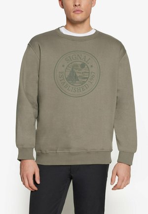 Oliven grøn sweatshirt lavet af blødt stof. Har et rundt grafisk print med teksten "SIGNAL ETABLERET 1967" og et båddesign. Ribbede manchetter og kant.