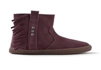 Stivale alla caviglia in suede bordeaux con dettagli a frange, tre bottoni metallici decorativi e suola in gomma per una migliore aderenza. Logo sul lato.