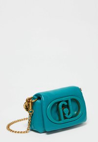 Tealowa skórzana torebka typu crossbody z błyszczącym wykończeniem, złotym łańcuszkiem oraz dużym logo na przodzie. Kompaktowy prostokątny kształt.