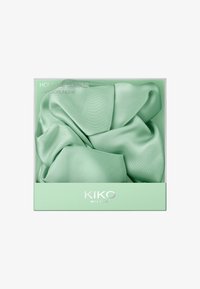 Elastico per capelli in satin verde chiaro in scatola trasparente con la scritta "Hold Me Softer Hair Scrunchie" e il marchio KIKO Milano sulla confezione.