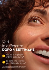 Primo piano del volto di una donna con texture della pelle visibile, ricci marroni vibranti e un sorriso naturale. Include testo che promuove i risultati per la cura della pelle.