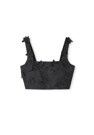Top court noir avec des embellissements floraux texturés, larges bretelles et une coupe ajustée. Comprend une poche latérale cachée pour plus de praticité.