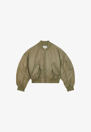 Kratka olivno zelena bomberska jakna iz gladkega materiala, ki vključuje dve sprednji žepi z zadrgo ter rebraste manšete in dno.