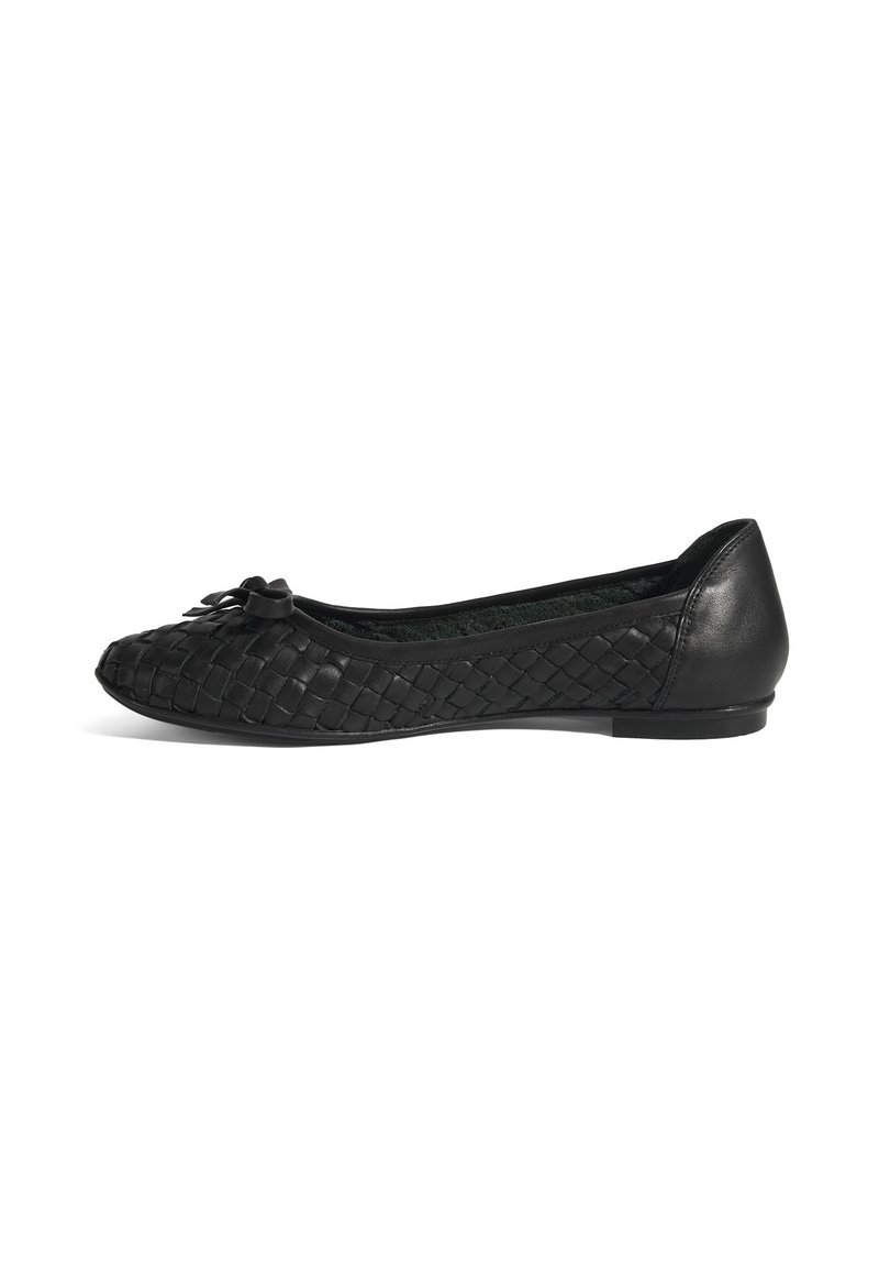 Zwarte geweven ballerina met een ronde neus, een kleine strikaccent, glad leren bies en een lage hak voor comfort.