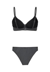 Černý bikiny top s nastavitelnými ramínky a kosticemi, spojený s odpovídajícími bikinovými kalhotkami s vysokým pasem, které mají jemnou strukturu s vroubkováním.