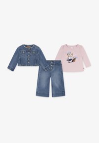 Jeansjacka med långa ärmar och knappstängning, ljusrosa långärmad skjorta med björndesign och utsvängda jeansbyxor.