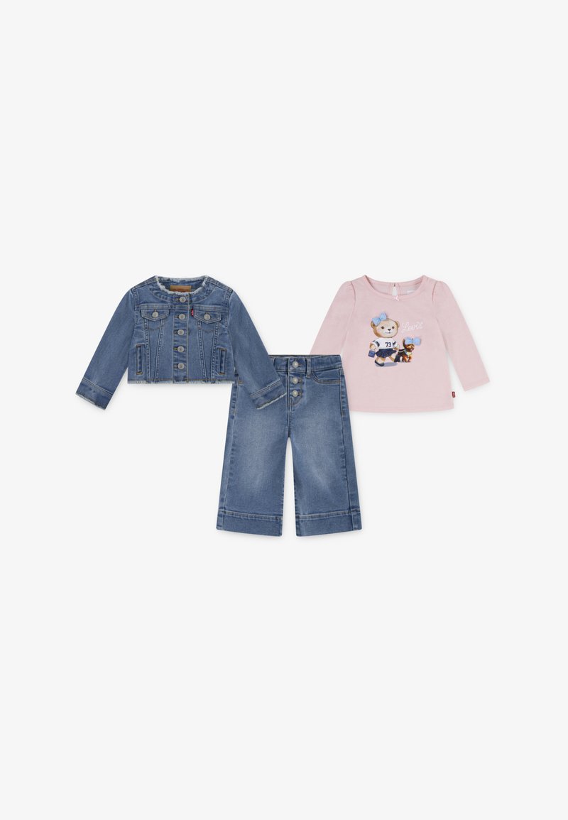 Jeansjacke mit langen Ärmeln und Knopfverschluss, hellrosa Langarmhemd mit Bärenmotiv und ausgestellte Jeanshose.