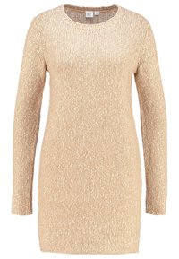 Robe pull en maille dorée avec des manches longues, un col rond et une finition texturée, offrant une coupe ample et des poignets côtelés.
