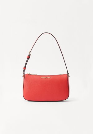 Rød læderhåndtaske med en glat tekstur, med en enkelt skulderrem, guldfarvede detaljer og en lynlåslukning øverst. Michael Kors-logo vist.