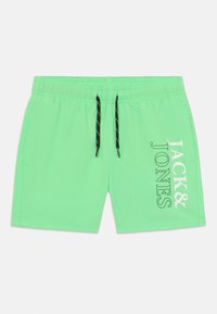 Gröna badshorts i lätt tyg. Har en svart dragsko och vit tryckt text "JACK & JONES" på sidan.