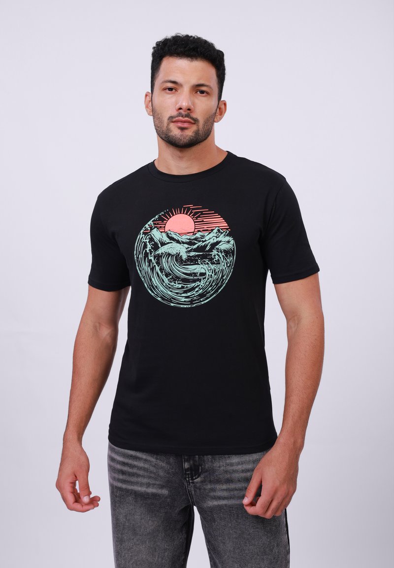Zwarte katoenen t-shirt met een ronde graphic van golven, bergen en een opkomende zon in aqua en koraalkleuren. Korte mouwen, ronde hals.