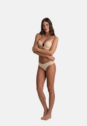 Beige, gevoerde bh met een plunge ontwerp en verstelbare bandjes, gecombineerd met bijpassende lage slipjes. Vlotte textuur en naadloze afwerking.