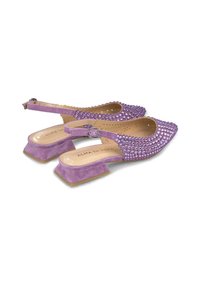 Fioletowe zamszowe buty na słupku z odkrytą piętą, z wydłużonym noskiem, ozdobione kryształkami. Zapięcie na klamrę i perforowany wzór na całej powierzchni.