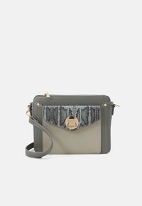 Borsa grigia con una patta a motivo serpente, hardware dorato e tracolla removibile. Presenta una chiusura superiore con zip e una finitura liscia e texture.
