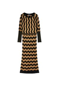 Strickkleid mit Zickzackmuster in Schwarz und warmen Brauntönen, mit langen Ärmeln und figurnahem Schnitt. Weiche Textur.