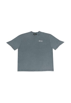 T-shirt in cotone grigio con maniche corte, scollo rotondo e un piccolo logo stampato sul petto. Texture liscia, design con vestibilità rilassata.
