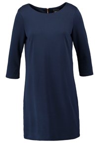 Robe bleu marine avec un col rond, des manches 3/4, et une fermeture éclair dissimulée dans le dos. Confectionnée dans un tissu lisse avec une texture minimale.