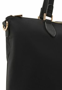 Borsa tote nera realizzata in materiale liscio, con dettagli in metallo dorato, chiusura con zip e un design strutturato con una tracolla laterale.