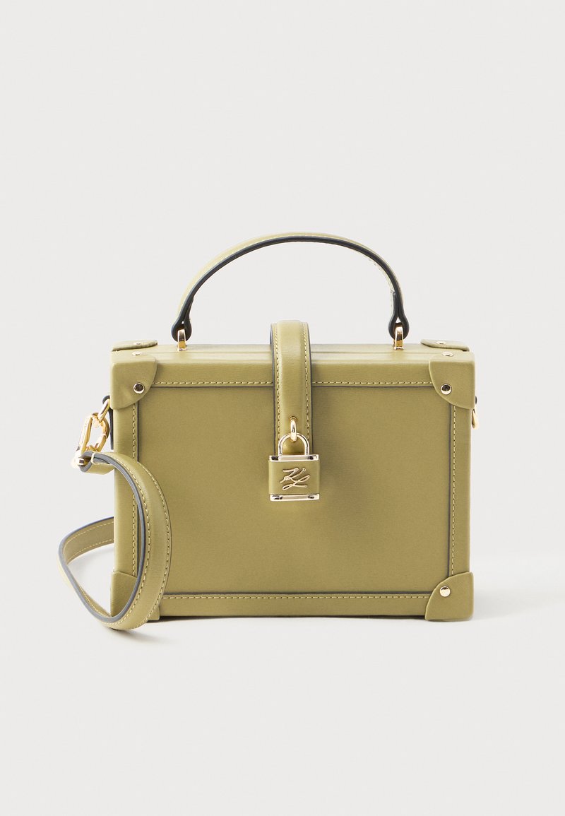 Borsa a mano rettangolare di colore verde oliva, con manico superiore, tracolla staccabile, rinforzi agli angoli e cinturino frontale fissato da un lucchetto dorato.