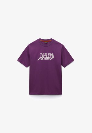 Fioletowy bawełniany t-shirt z krótkim rękawem, z białym graficznym napisem "NAPA" i "FIGHT" na przodzie. Okrągły dekolt, luźny krój.