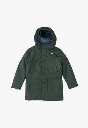 Parka impermeabile verde con cappuccio, due tasche frontali e un morbido rivestimento interno. Presenta un logo sul petto. Design a taglio dritto.