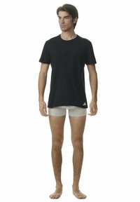 Czarna bawełniana koszulka z okrągłym dekoltem i krótkimi rękawami, połączona z jasnoszarymi slipkami, obie zaprojektowane z myślą o komforcie i dopasowaniu.