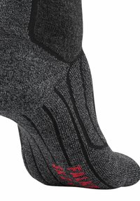 Calzino grigio con tessuto testurizzato, design a coste e accenti neri. Lettere rosse evidenti sulla suola. Progettato per comfort e vestibilità.