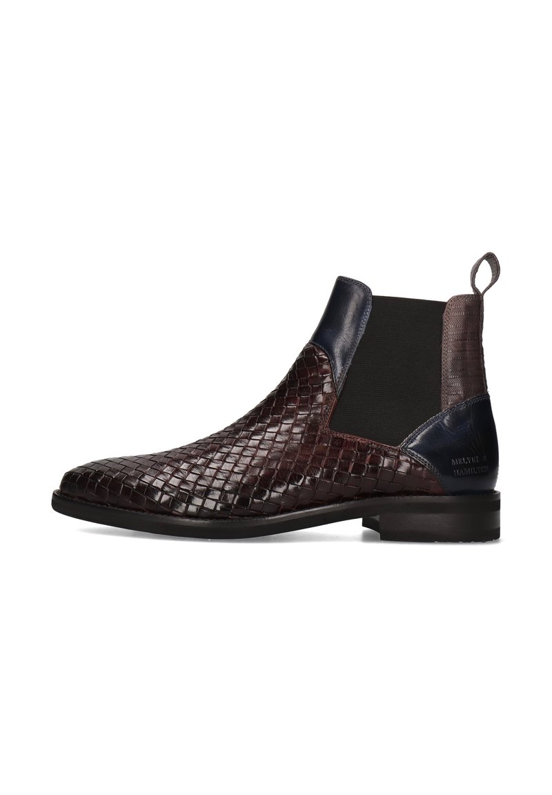 Bottines Chelsea en cuir tressé marron avec un panneau latéral élastique bleu marine, texture lisse et une petite languette à l'arrière. Semelle en caoutchouc.