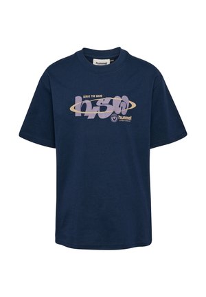 Mørkeblå T-shirt med korte ærmer med teksten "Serve the Game", "hummel" og stiliseret "h550" tekst og logo i beige og lilla foran.