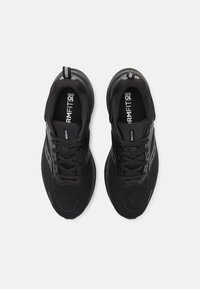 Scarpe sportive nere con tomaia in rete e suola testurizzata. Presentano lacci, un anello di estrazione e un marchio sulla linguetta. Accenti lisci lateralmente.
