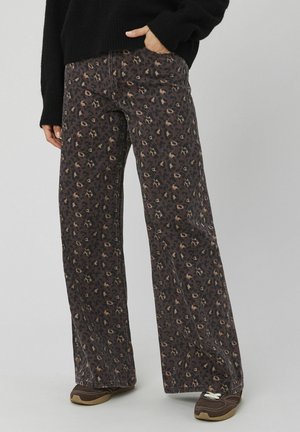 Pantalon à jambes larges imprimé léopard en marron foncé et beige, fabriqué en tissu texturé. Il présente une taille haute et des poches latérales pratiques.