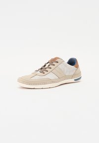 Beige színű sneaker, texturált szövet felsőrésszel, barna részletekkel és fehér talppal, amely kék szegmenssel rendelkezik. Fűzőt és logó részletet tartalmaz.