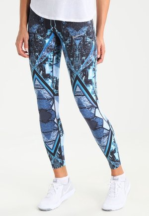Legginsy w niebiesko-czarne wzory z geometrycznymi deseniami i dopasowanym krojem. Wykonane z elastycznego materiału, odpowiednie do odzieży sportowej.