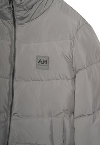 Siva puf jakna s crnim patentnim zatvaračem, visokim ovratnikom, bočnim džepom i pečatom "AM Antony Morato" na prsima.