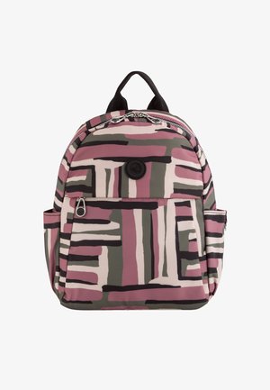 Mochila con un patrón abstracto en rosa, verde y negro, material textil, forma redondeada, cierre de cremallera y un bolsillo frontal con detalle de insignia redondeada.